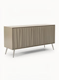 **Technische titel in het Nederlands: "Moderne kast met golvende deuren en metalen poten"**